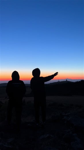 ✨Sunrise in the mountain🏔️ #montagne #hiking #hikingadventures #outdoors #randonnée #bivouac #nature #fyp #pourtoi #sunrise #mountain #sunrisemountain #leverdesoleil #brother #duo #fyp #forupage #pourtoii