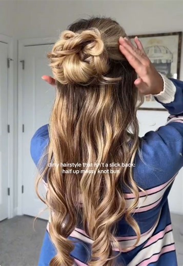 Exactly how I do my messy bun but half up half down here ✨🩷 #hairstyles #hairtutorial #messyhairstyles #messybun #halfup @Tangle Teezer @Kérastase