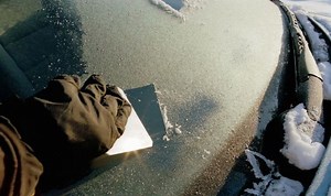 De-icing: Motorist demonstrates hack to avoid an icy windscreen