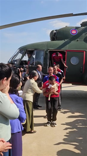 សូមស្វាគមន៍យ៉ាងរីករាយបំផុតការវិលត្រឡប់របស់វីរៈកងទ័ពកម្ពុជា១៨រូប មកដល់ភ្នំពេញហើយ នៅរសៀលថ្ងៃទី៣១ ខែធ្នូ ឆ្នាំ២០២៥