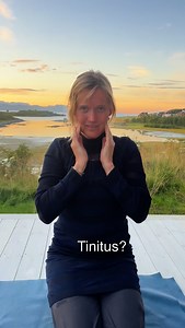 🌿 3 øvelser mod tinnitus Tinnitus handler ikke altid kun om selve øret. Forskning viser, at spændinger i kæbe, nakke og de små muskler omkring øret kan påvirke hørenerven og forværre oplevelsen af øresusen. Når musklerne er stramme, sender de flere signaler til nervesystemet – og hjernen kan opfatte det som lyd. Derfor giver det mening at arbejde både lokalt med musklerne og mere generelt med ro i nervesystemet. 🔹 Øvelse 1: Massage af masseter (tyggemusklen) • Masseter er en af kroppens stærke