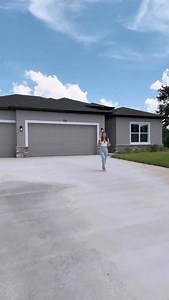 📍 Ocala, Florida Casa nueva, moderna y lista para mudarte, con una oportunidad difícil de encontrar hoy en el mercado. 🏡 Características principales • 4 habitaciones • 3 baños completos • 1,990 sq ft • Garaje para 3 autos • Diseño open concept con excelente iluminación natural • Cocina con isla amplia y encimeras de cuarzo blanco • Acabados modernos en baños y áreas sociales • Lanai cubierto ideal para reuniones y descanso • Construcción nueva con garantía incluida 💰 Precio: $349,900 Comenta 