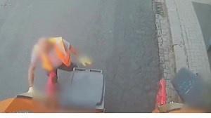 Uk: trash bin explodes after being loaded into the truck