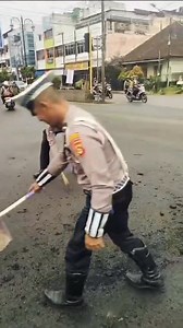 56K views · 896 reactions | Lurr!! Melintas tengah malam tumpahan batu bara berceceran di Simpang RCA Kota Lubuklinggau. Khawatir timbulkan lakalantas,Polisi turun tangan bersihkan ceceran batu bara secara manual. Kiro-kiro makmanolah Lurrr!! | Info Kriminal Linggau | Facebook