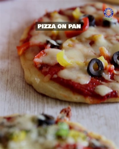 Want to make delicious pizza the easy way? Chef Anushruti is here with a game-changing recipe! Host: Anushruti RK Ingredients: For Dough 250gms or 1 ¾ th of plain flour 1 tsp of salt 1 tsp of sugar 1 tsp of baking soda 1 tsp of baking powder 2 tbsp of oil ½ cup of plain yogurt 2-3 tbsp of water Seasoning Tomato Sauce Bell peppers Olives Mozzarella Cheese Oil dried oregano dried basil Copyrights: REPL #PizzaRecipe #NoYeastPizza #NoOvenPizza #TawaPizza #HomemadePizza #EasyRecipe #IndianCooking #Ra