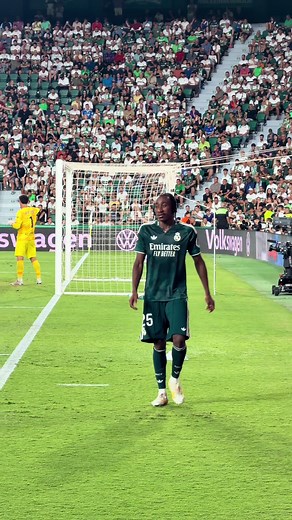 Yan Diomande kissing Real Madrid badge vs Elche