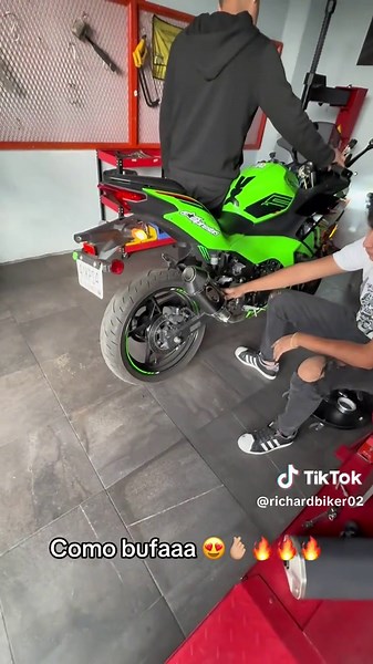 Kawasaki Ninja 500 con Escape M4: Suena como una Moto de Verdad