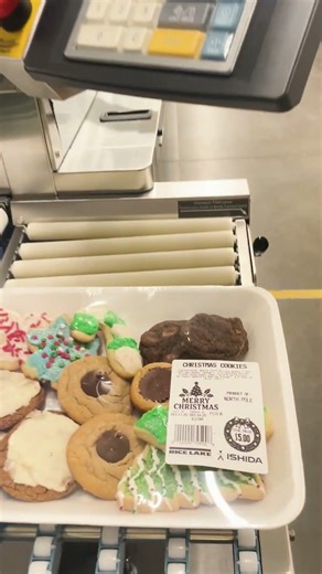 Wrapping Christmas Cookies with an Ishida Automatic Retail Wrapper