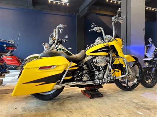 Vtwin Garage on Instagram: "Roadking custom nik 2005 injection Full paper mabua Pajak 9-2026 Odo 20rban Acc daymaker headlamp Stang ape 14” Velg dpn r23 java custome Tripletree ganti untk r23 Neckcover chrome Tube cover chrome Trudual vh Kerker exhaust 335.000.000 nego Call / wa 081364456445 #vtwingarage #jualhd #jualbeliharleydavidson #motorbesarindonesia #hogsaranabalichapter"