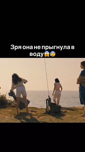 Сигнал бедствие / Distress Signal (2021)🍿 Сюжет Во время путешествия по океану исчезает туристическое судно. Небольшой группе выживших удаётся подать сигнал бедствия, и их подбирает проходящее судно. Но спасение быстро превращается в новый кошмар: на корабле пропадают люди, связь отключена, а экипаж скрывает правду о грузе и маршруте. Становится ясно — опасность рядом, и доверять нельзя никому. | ru.cinema