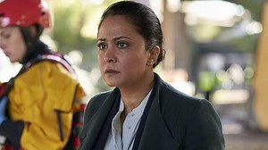 Série: «D.I. Ray», les tiraillements d’une inspectrice et fille d’immigrés - Le Temps