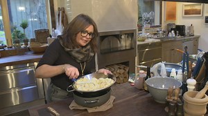 Rach combines potatoes parsnips with cheddar horseradish pub cheese for a super-flavorful twist on traditional mashed potatoes. (Feel free to use any kind of pub cheese you like, though.) RECIPE: https://rach.tv/3ctBx1U | Rachael Ray Show