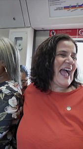 DÁ PRA FAZER GRANDES AMIGAS NO METRÔ??? A repórter @biankacarvalho_oficial descobriu que dá! E conta uma nova tendência em termos de amizade, nessa vida corrida de todo mundo. Vamos mostrar no #GloboReporter desta sexta-feira, dia 11/04, logo depois do BBB😄 | Globo Repórter