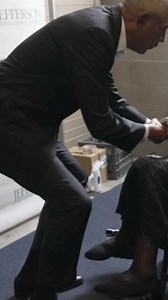 Remember when we had a president who just made you feel good about life? Empathy. Warmth. Understanding. Barack Obama met 102-year-old Susan — and it turned into a viral moment. He smiled and said: “Susan, I hope I look as good as you at 102!” The room laughed. Susan didn’t miss a beat. Her secret to a long life? “Greens, cornbread… and bacon.” 💙 A little joy goes a long way. 📢 Share this moment if it made you smile 📌 Follow for more history and humanity | Jim Heath