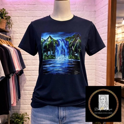 • Printed on 100% cotton for a vibrant surface and comfortable wear. • Printed using full-color digital printing. • The color is sprayed onto the garment in a single layer. • T-shirt available in all sizes, whether small or large. IMPORTANT: Artwork by artist “DaisyArtCzeczor,” signed and hand-painted with acrylic paints on canvas. Handmade, unique piece! Please note that the artwork itself is not for sale. #cotton #lifestyle #daisy #arts #handmade