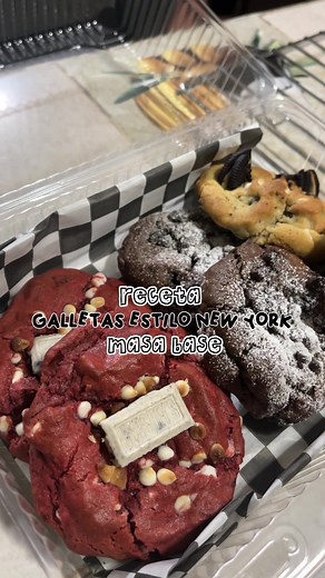 Receta galletas estilo new york (masa sabor vainilla) 🤍✨ -Ingredientes (en el video) -Procedimiento: 1. En un bowl, acremar la mantequilla friaby en cubos con los azucares, despues agregar el huevo y vainilla y mezclar hasta incorporar. 2. Agregar los secos en dos tandas. Incorporar en movimienros envolveltes hasta que ya no haya rastro de harina. 3. Agregar toppings favoritos 4. Hornear a 190 grados por 10 minitos (puede variar segun el tamaño de tu galleta, mis galletas de 100 gramos las horn