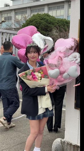 こんな可愛いお花を用意してくれてみんなありがとう🩷 大好きなみんなと過ごせて最高の高校生活だった！！ | Graduation Ceremony Videos