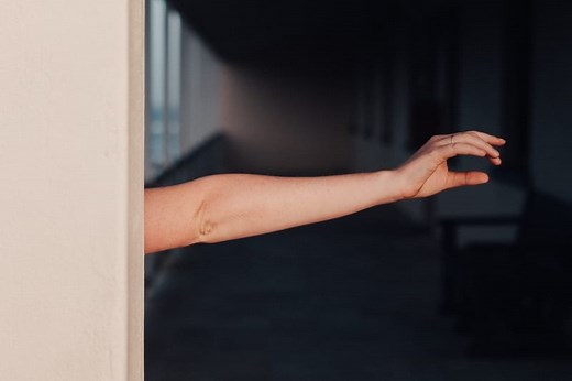 10 Left and Right Arm Twitching Superstitions and Meaning