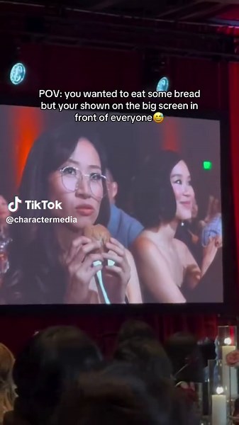 Leenda Dong’s hilarious moment before accepting her award for Digital Influencer at #UNFO