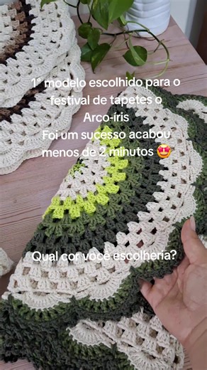 Primeira pronta entrega do ano e foi como sempre um sucesso. Todos os kits vendido em menos de 2 minutos. Modelo lindo com várias possibilidades. #dicasdecasa #crochetersoftiktok #tapetedecroche #homedecor