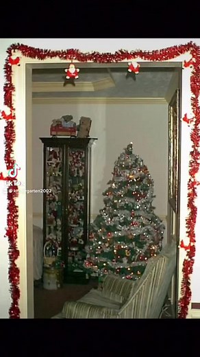 reposting this as we’re getting closer to the holidays again🤧 #nostalgia #memories #nostalgic #childhood #childhoodmemories #nostalgiacore #holidaycore