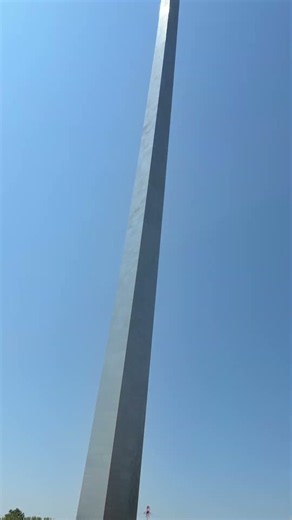 Standing Under the Gateway Arch in St. Louis 🇺🇸 | The View Looking Up!