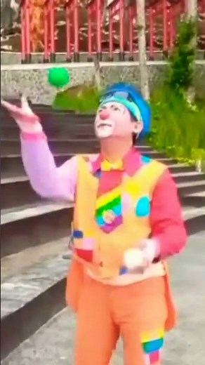 Clown Learns to juggle 3 Ball
