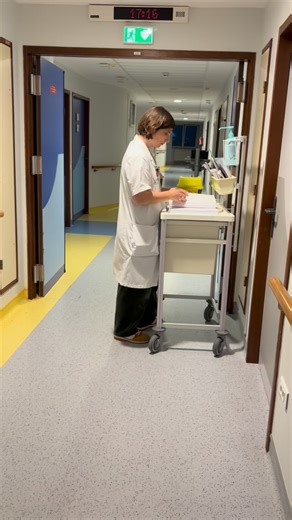 Dr Alexandra Nuytten on Instagram: "🍼 Complément de lait en maternité : quand est-ce vraiment indiqué ? Lorsqu’une mère souhaite allaiter, la règle n’est pas de “compléter par précaution”. Un complément de lait se discute sur indication médicale, pas sur simple doute. 🔎 Les situations les plus fréquentes : • prématurité • petit poids de naissance • perte de poids excessive • signes de déshydratation ou hypoglycémie • inefficacité de transfert au sein Dans ces contextes, l’objectif n’est pas de
