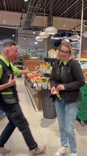☀️ Gute Laune schon vor Ladenöffnung! POV: Du kommst morgens zur Arbeit und die Stimmung eskaliert schon vor 7:00 Uhr 😄💃🕺 Wenn Phil den Tanzmodus anschaltet und Martina eigentlich noch beim Obst ist 🍌 Edeka Wake-up Dance – so starten wir mit Schwung in den Tag! 🎶💚 #edekajunkerkalefeld #fyp #humor #spaß #oelde