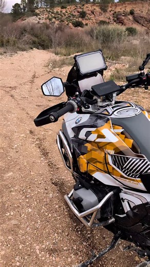 Funny plan with @valenciaoffroad 💪🏻💨 ⚡ Graphics @drbgraphix ⚡Suspensions @rcxsuspensions ⚡Exhaust @hpcorse ⚡ADV Trips @trip_and_track_series ⚡Foot pegzs @crosscountryadv ⚡Air filter and box @dnafilters ⚡Susp.device @oversuspension.spain ⚡Hex ezCAN @hexinnovate ⚡Wing mirrors @doubletakemirrors ⚡Forks&shock @tractivesuspension_motorcycle ⚡Tires @mitasmoto ⚡Wear @ls2europe ⚡Navigation tablet @carpe.iter ⚡ Luggage and more @loneridergear ⚡Moto-lights @loneridergear ⚡Workshop for electronics @vali