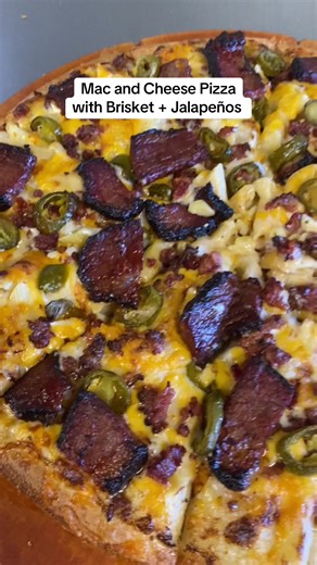 Delicious Mac and Cheese Pizza with Brisket and Jalapeños