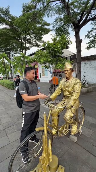 Patung Emas Ini Ternyata Bisa Bergerak