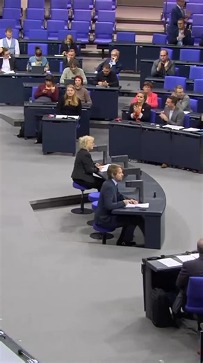 Heute ist der internationale Tag zur Beseitigung von Gewalt gegen Frauen. Jede dritte Frau in Deutschland erlebt Gewalt und fast jeden Tag wird eine Frau oder ein Mädchen aufgrund ihres Geschlechts durch einen Mann ermordet. Das ist ein gesellschaftlicher Notstand und das sind Femizide, a die wir uns niemals gewöhnen dürfen. Ich will, dass jede Frau in diesem Land frei von Gewalt leben kann. Und genau deshalb handeln wir und investieren wir. Wir hören nicht auf, bis jede Frau in Deutschland sich