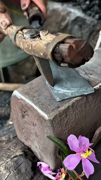 Traditional Blacksmith Process Cutting Steel for Handmade Garden Tools 🔥 #blacksmith #forging