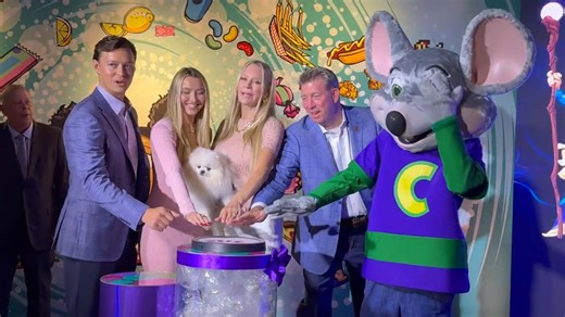 It's Chucky Cheese! Mystery Fun House! Orlando nostalgia! See more: https://buff.ly/qFJBHC8 | Attractions Magazine