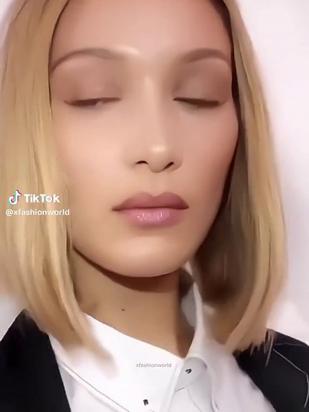 Bella Hadid for Burberry SS20 Fashion Show