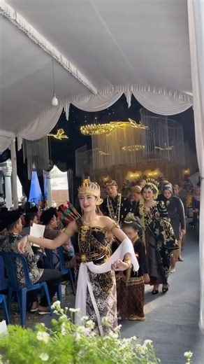 💍 An Indonesian wedding — full of character and charm! From the vibrant traditional costumes and intricate golden crowns to the rhythmic music and heartfelt rituals, every detail reflects Indonesia’s rich cultural heritage. It’s not just a ceremony — it’s a celebration of family, beauty, and tradition. 🇮🇩✨ #Indonesia #IndonesianWedding #CulturalHeritage #TraditionalBeauty #AsianWeddings | Amazing Yunnan