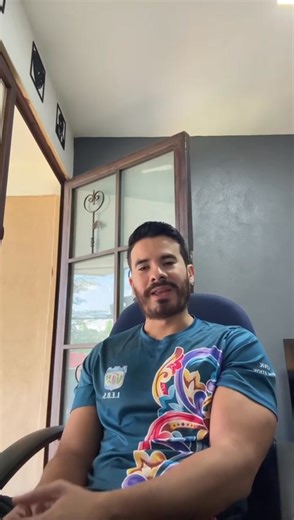 🎉 Seguimos celebrando nuestros 20 años de historia 🎉 Hoy compartimos las palabras de nuestro docente Jean Carlo Cascante, orgulloso egresado de la primera generación del Liceo Experimental Bilingüe de Sarchí. 💙 ¡Gracias por ser parte de esta gran familia LEB Sarchí y por seguir dejando huella en nuestra historia! ✨📘 | Liceo Experimental Bilingüe de Sarchí