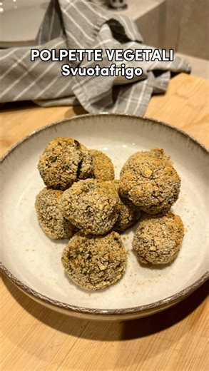 Valentina | Dietista Nutrizionista on Instagram: "Polpette svuotafrigo di lenticchie e cicoria 🥬🟤 Quando in frigo ti guardano due avanzi — lenticchie già cotte e cicoria ripassata — la soluzione è una sola: trasformarli in qualcosa di buono. Nascono così queste polpette semplici, zero sprechi e perfette da salvacena. INGREDIENTI: Lenticchie cotte 150g Cicoria 2 cucchiai Parmigiano 2-3 cucchiai pangrattato + extra per la crosticina Sale e pepe q.b. Spezie a piacere Frulla le lenticchie cotte e 