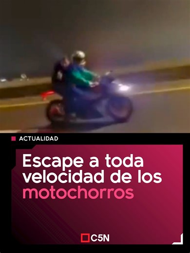 ⚠️MOTOCHORROS ARMADOS INTENTARON ASALTARLO Y ESCAPÓ A TODA VELOCIDAD 📍Dos delincuentes en moto le apuntaron con un arma en plena autopista Buenos Aires–La Plata para obligarlo a frenar. La víctima aceleró, logró huir y llegó a una posta policial para dar aviso. #C5N #motochorros #Robo #Moto #Asalto