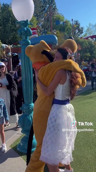So good to see Pluto again🥹🐾💛🦴 • 📹@drgnofthewest #toontown #toontowntok #toontownreopening #toontown2023 #pluto #plutothedog #plutothepup #thegoodestboy #reunited #castmember #formercastmember #disneynostalgia #disneylandnostalgia #disneyland #disneylandcalifornia #disneylandresort #disneylandtiktok #disneylandcharacters #disneylandmeetandgreet