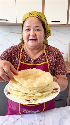 Шелпеки северные. Рецепт #шелпеки #северныешелпеки #рецепт #еда #вкусно Северные шелпеки Мука-300 г Вода-180-200 мл Соль-1/3 ч/л Растительное масло для обжарки