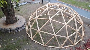 Cómo montar y desmontar un domo a la velocidad de la luz 🙃. Si te gustaría aprender la técnica, apúntate a nuestro próximo curso los días 21 y 22 de febrero de 2026 en Zarzalejo, Madrid: https://www.midomo.es/curso-de-construccion-de-domos-geodesicos-en-zarzalejo-madrid-21-y-22-de-febrero-de-2026/ | Midomo