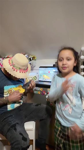 Viven en una piña debajo del mar 😁😁😁😁