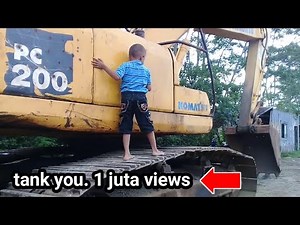 anak kecil naik excavator besar