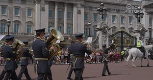 ***MUST WATCH!!!*** 😲😲😲 Join the crowds to see RAF Music lead the #ChangingOfTheGuard ceremony at #buckinghampalace 🏛🥁😁 1,000 likes and we'll post the full marching element next week! 🎺🎷🤩 | RAF Music