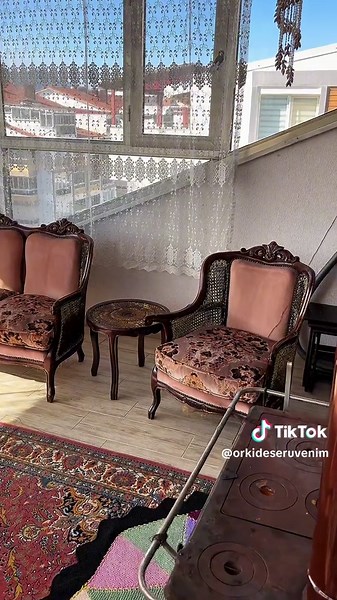 En güzel yer evindir. Terasımızın güzelliği 😍 Antikaları sevdiğim, bayıldığım doğrudur. 🤞🏻 . . . . #kütahya #nostalji #nostalgia #nostaljivideolari #90lar #antika #antique #perde #antikakoltuk #antikakoltuktakimi #kuzine #soba #teras #terasdekorasyon #kışbahçesi #eskieşyalar #kutahya #keşfetteyizzz #keşfetbeniöneçıkar #kesfet #fypp #keyif #sohbet #antikaperde #80ler #sehpa #salıncak