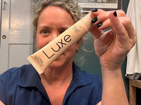 The SCOOP Luxe color changing foundation video