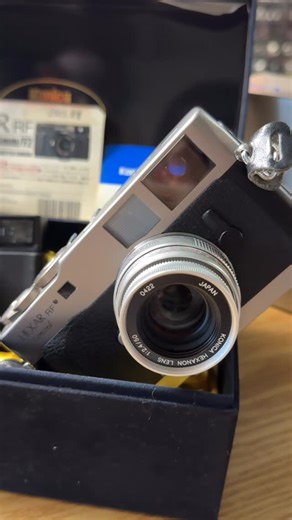 Chan Photo｜深水埗菲林相機店｜過期菲林🎞️｜中古相機📷 on Instagram: "Konica Hexar 📷 Black $4988 • Konica Hexar AF：1993年推出，是一款35mm固定鏡頭、固定焦距的自動對焦相機。它採用旁軸取景方式，配備了一枚35mm f/2的定焦鏡頭，具有主動紅外線自動對焦功能，也可手動對焦。相機支援程式曝光、光圈優先自動曝光和手動曝光模式，還具備靜音模式，適合街拍等需要安靜環境的場景。其機身尺寸為137.5mm x 76.5mm x 64.5mm，重量約490g（不含電池）。 • Konica Hexar RF：1999年上市，是一款35mm旁軸相機，採用konica KM卡口，與Leica M卡口相似，可相容於Leica M卡口鏡頭。它使用了鏡頭耦合的「裂像和雙像測距儀」取景器，帶有照明、視差校正的亮線框。曝光模式為光圈優先自動曝光或手動曝光，連拍速度為2.5幀/秒。 📸📷📸📷📸大量菲林相機現貨發售📸📷📸📷📸 🎊🎊🎊🎊歡迎親臨選購，實體店舖。🏬 🏬 🏬 🏬 💪👌💪👌💪專人教學