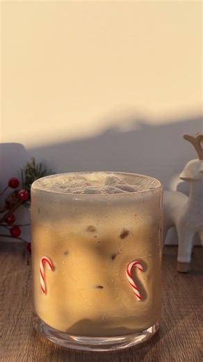 Your coffee’s new holiday best friend: peppermint cold foam with a2 Milk® Half & Half. Enjoy our creation for Day 3 of our 5 Days of a2 Holiday Favorites series 💜☕️ | a2 Milk USA